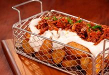 Para petiscar, batata rústica com carne de porcoe Para petiscar