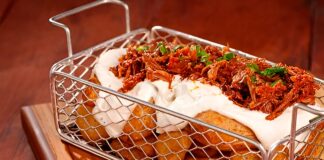 Para petiscar, batata rústica com carne de porcoe Para petiscar