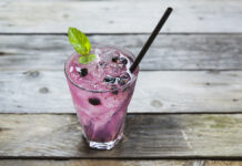 Caipirinha de Açaí, receita inusitada e fácil de preparar Caipirinha de Açaí