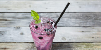 Caipirinha de Açaí, receita inusitada e fácil de preparar Caipirinha de Açaí