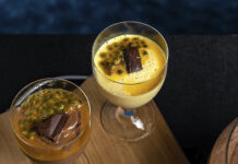 Mousse de Maracujá, com Raspas de Chocolate Mousse de Maracujá