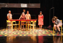 Atrás das Paredes, peça revela segredos e tensões familiares Atrás das Paredes