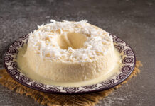 Cuscuz de Tapioca cremoso com coco e leite condensado Cuscuz de Tapioca