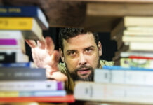 Livro-me celebra leitura em solo teatral com Fábio Lins Livro-me