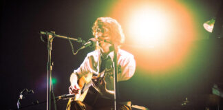 Tim Bernardes encerra turnê de disco em Brasília Tim Bernardes