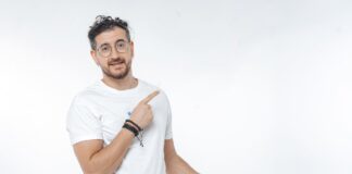 Afonso Padilha ri dos dilemas e pressões da vida adulta Afonso Padilha