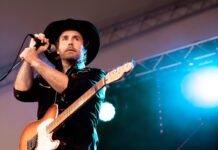 Andy Jans-Brown transforma incertezas em indie rock pop Andy Jans-Brown