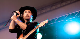 Andy Jans-Brown transforma incertezas em indie rock pop Andy Jans-Brown