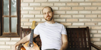 Filipe Braga lança álbum solo que une choro e ritmos Filipe Braga