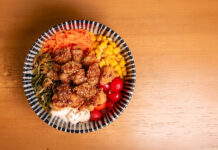 Donburi celebra a primavera com pokes e sabores cítricos Donburi