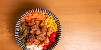 Donburi celebra a primavera com pokes e sabores cítricos Donburi