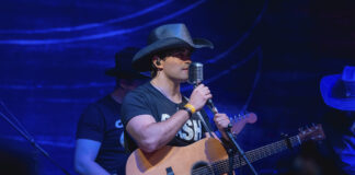 Gigio Teixeira apresenta releitura country de Neon Moon Gigio Teixeira