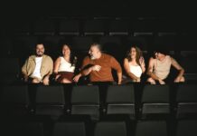 Isso Não É Uma Peça estreia com humor e crítica teatral Isso Não É Uma Peça