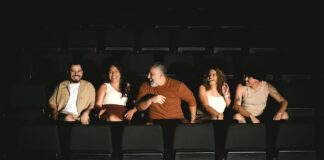 Isso Não É Uma Peça estreia com humor e crítica teatral Isso Não É Uma Peça