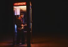 Bruno Mars apresenta clipe de Dance With Me com Karol G Bruno Mars