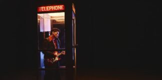 Bruno Mars apresenta clipe de Dance With Me com Karol G Bruno Mars