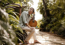Tiago Tunes lança álbum autoral que celebra o bandolim Tiago Tunes