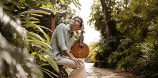 Tiago Tunes lança álbum autoral que celebra o bandolim Tiago Tunes